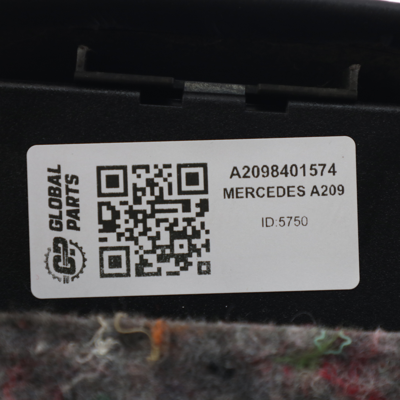 Mercedes A209 Cabrio Mittelkonsole Abdeckung hinten schwarz A2098401574