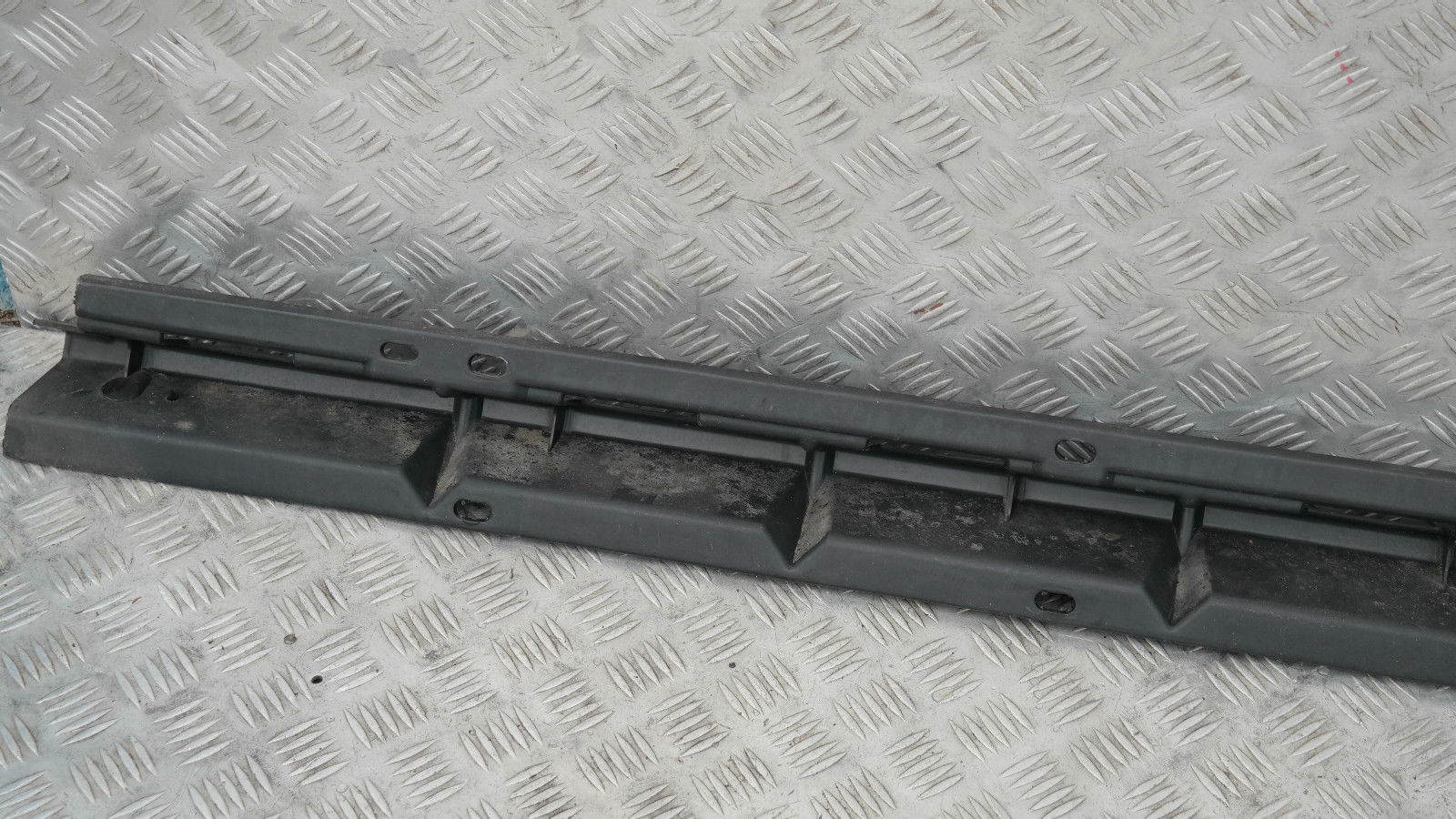 BMW X5 SERIES E53 MOUNT RIGHT O/S SIDE DOOR SILL COVER SKIRT 51718408710 8408710