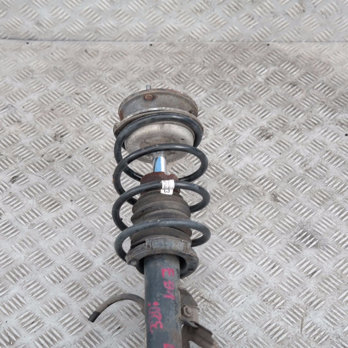 BMW 3 Series E91 320i FRONT LEFT N/S SPRING STRUT LEG SUSPENSION BRAKE CALLIPER