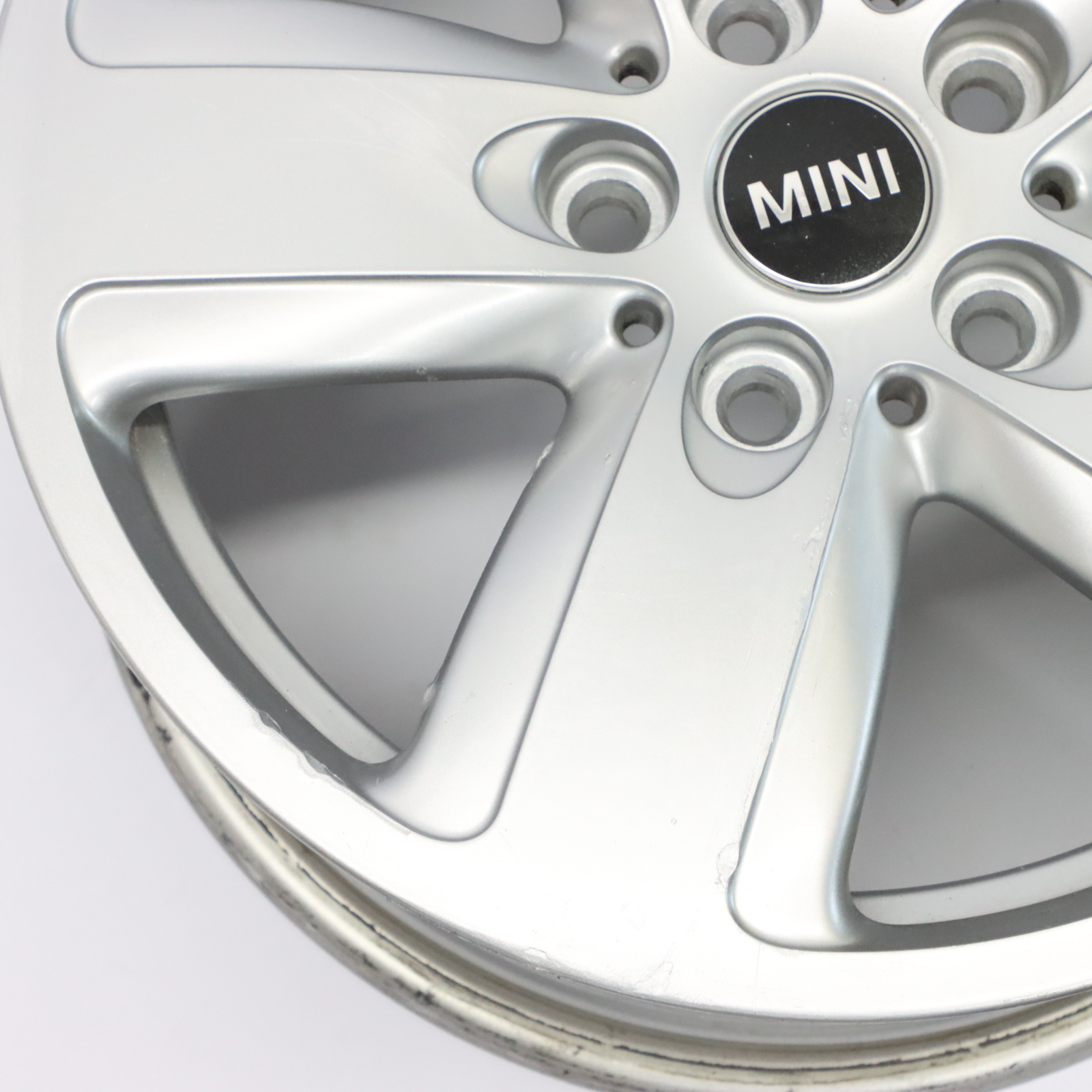 Mini Cooper F54 Silberne Leichtmetallfelge 16" ET:54 7J Revolite Speiche 6856043