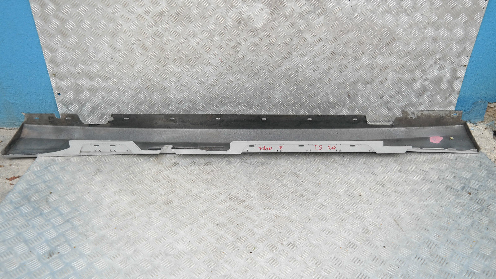 BMW 1 SERIES 8 E87N LCI Sill strip side skirt right O/S Titansilber Silver 354