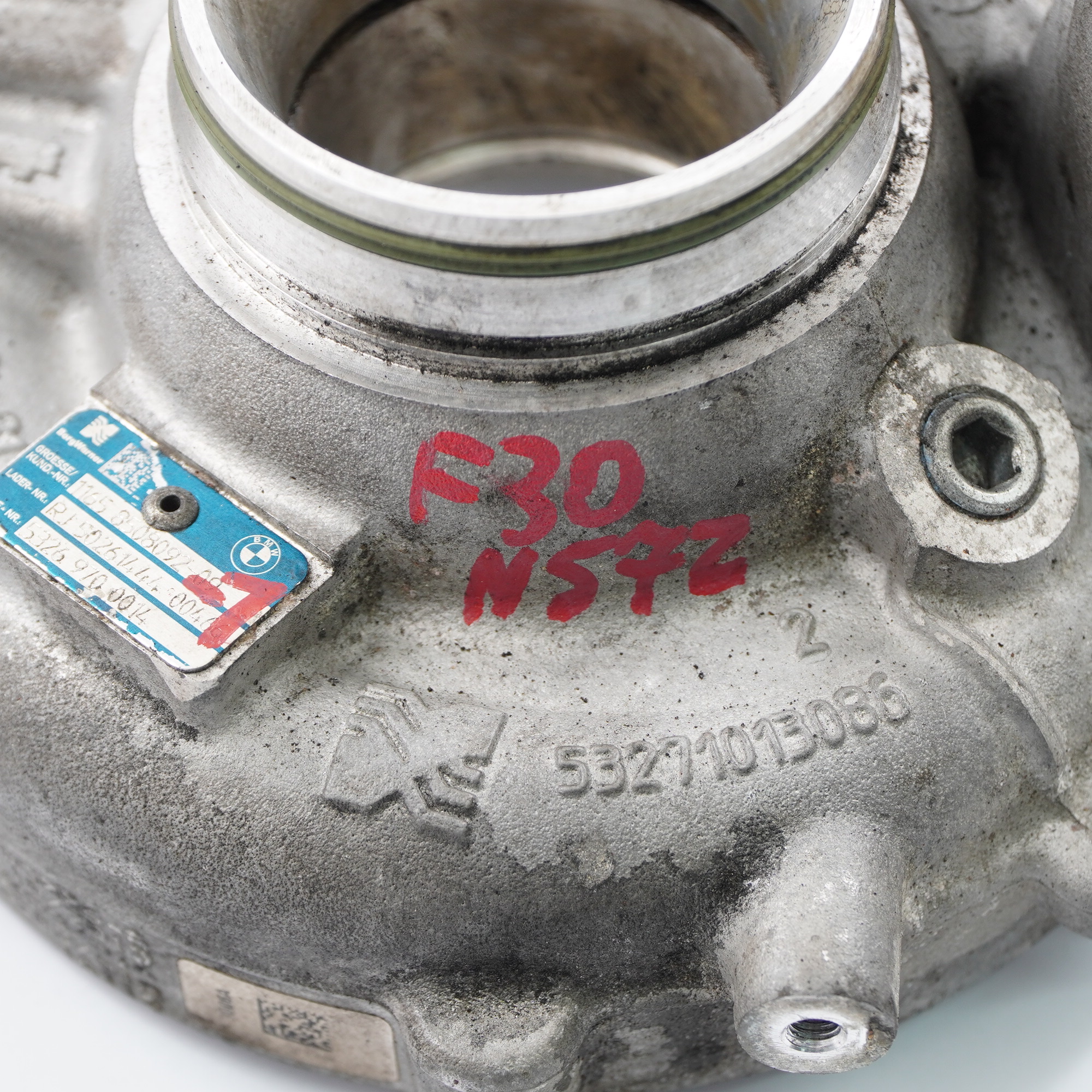 BMW F30 F31 F32 N57Z Turbolader Teil Gehäuse kalte Ansaugung Ladeseite 8508092