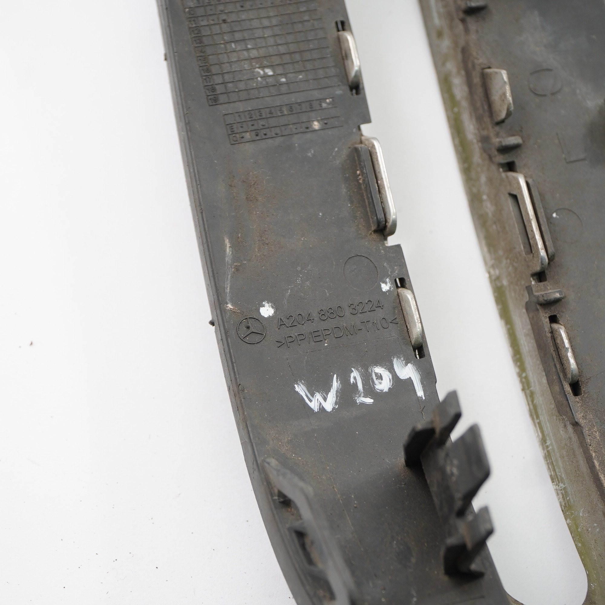 Mercedes W204 Frontstoßstange Links Gitterabdeckung Zierleiste A2048803224