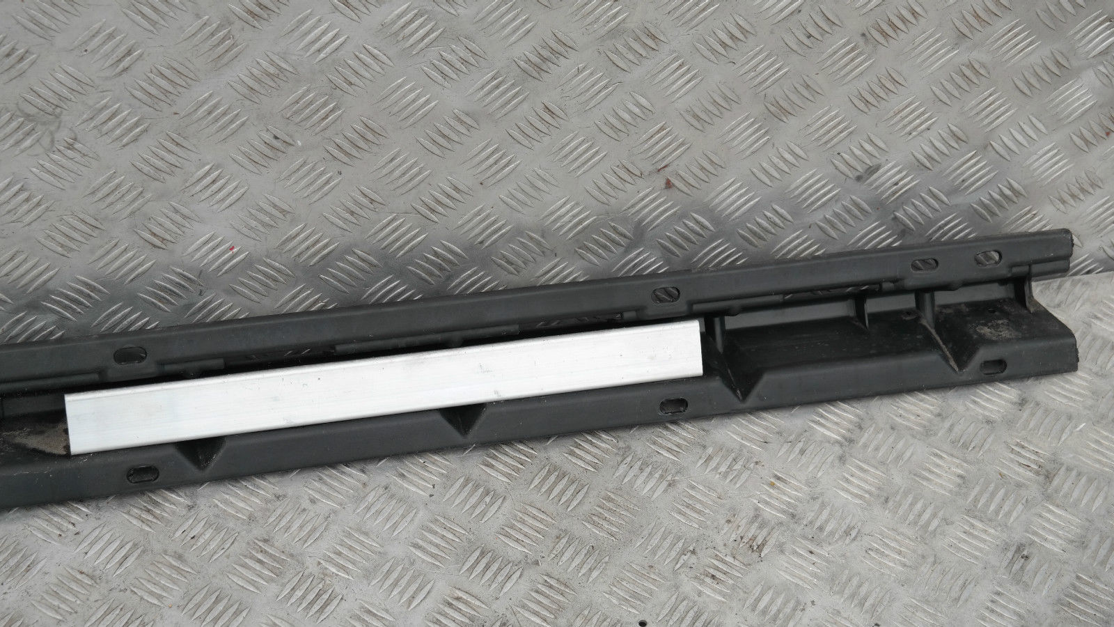 BMW X5 SERIES E53 MOUNT RIGHT O/S SIDE DOOR SILL COVER SKIRT 51718408710 8408710