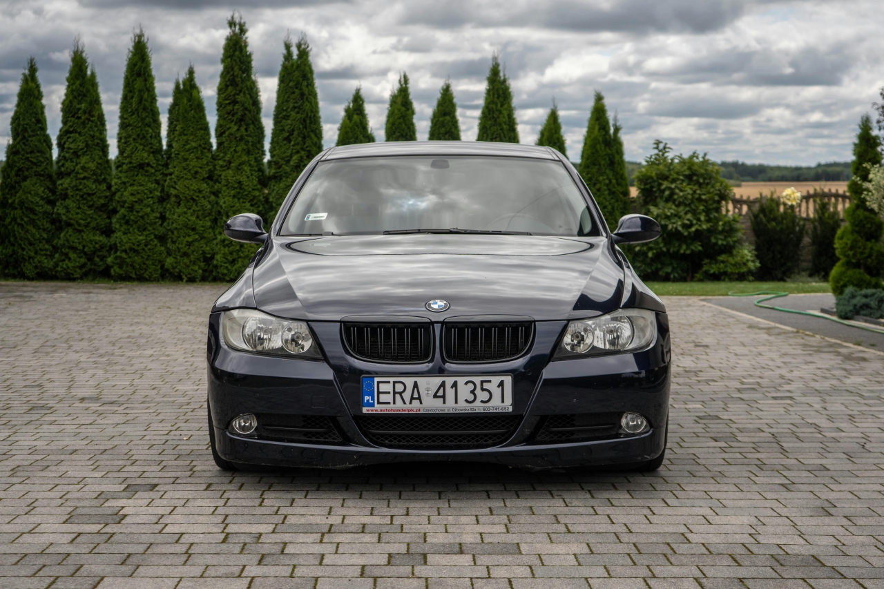 BMW Serii 3 E90 sedan – front auta; youngtimer z lat 1998–2012, przykład modernizacji na używanych częściach