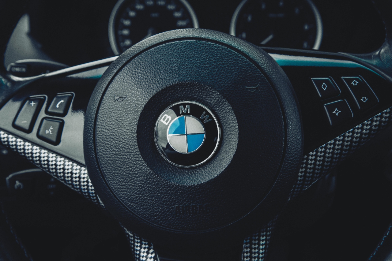 BMW Serii 3 G20 – kierownica z logo; artykuł o kodzie B58 (340 KM) i liście kontrolnej przed zakupem turbiny oraz intercoolera z rynku wtórnego