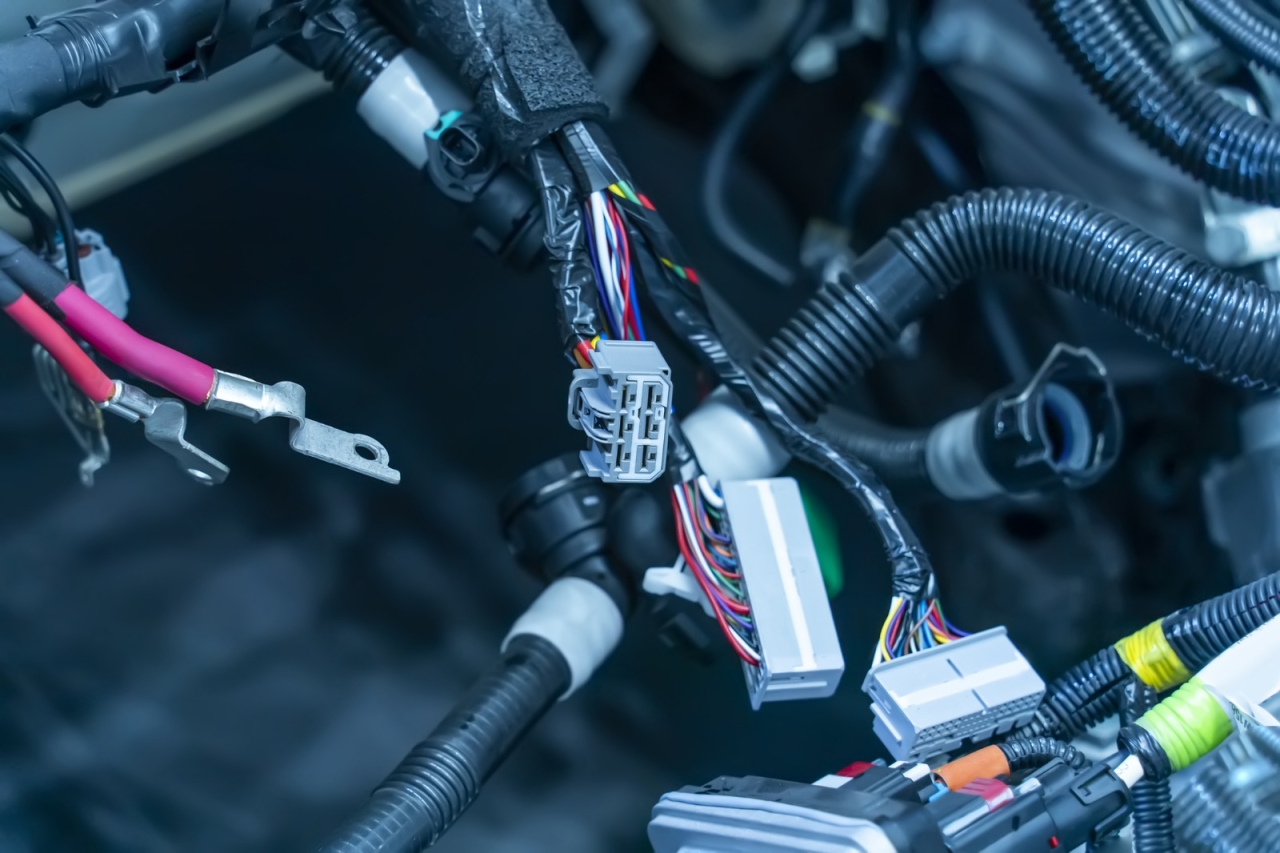 Wiązka kabli i kostki złączy w samochodzie – instalacja elektryczna obsługująca czujniki i sterownik ECU