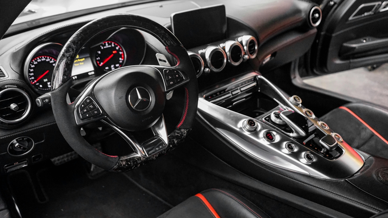 Wnętrze Mercedes-Benz AMG – kierownica wielofunkcyjna, konsola i multimedia; przykład wyposażenia premium z drugiej ręki