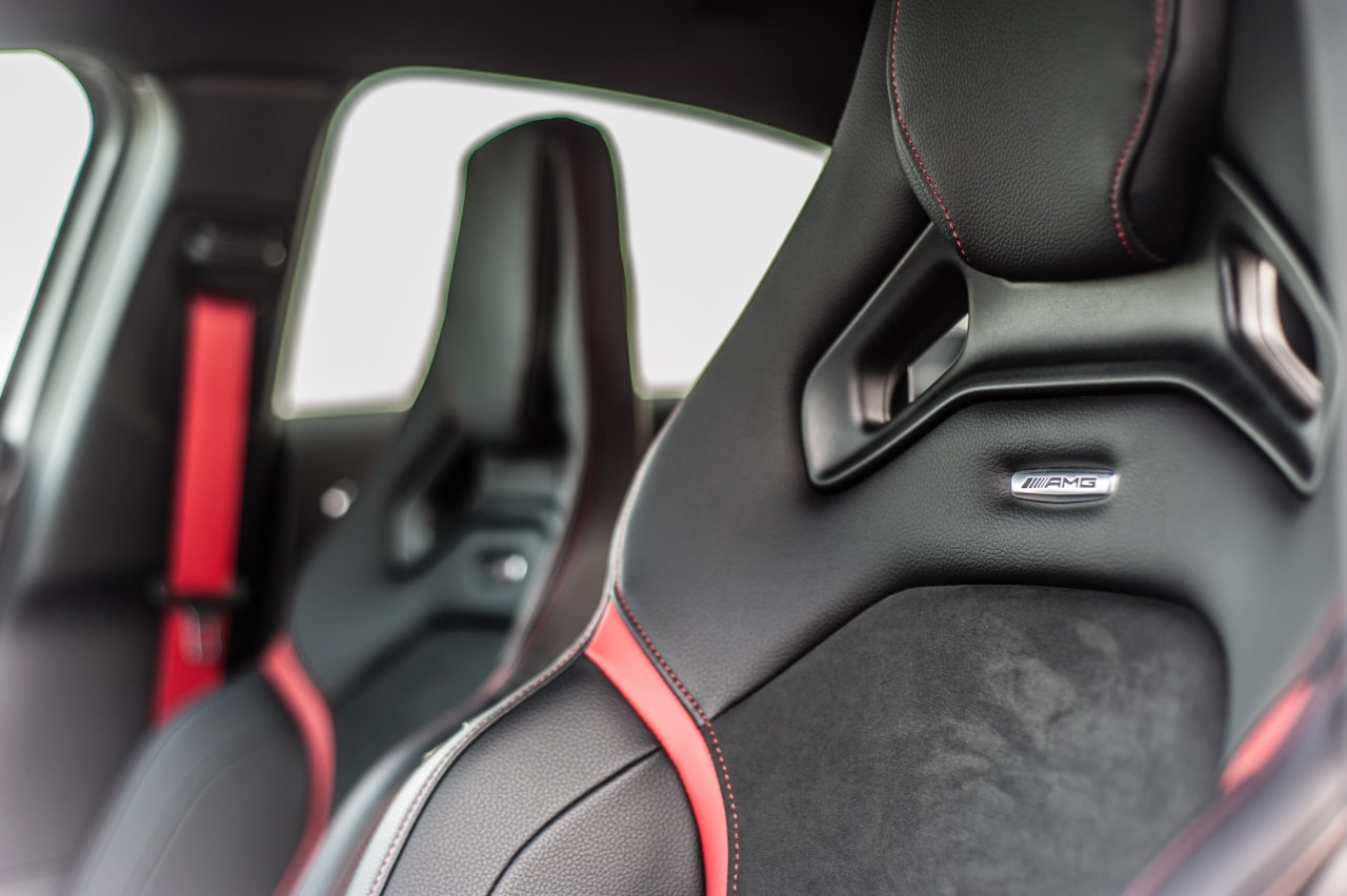 Fotele sportowe AMG Performance – skóra/alcantara z czerwonymi przeszyciami; używane siedzenia premium do modernizacji wnętrza