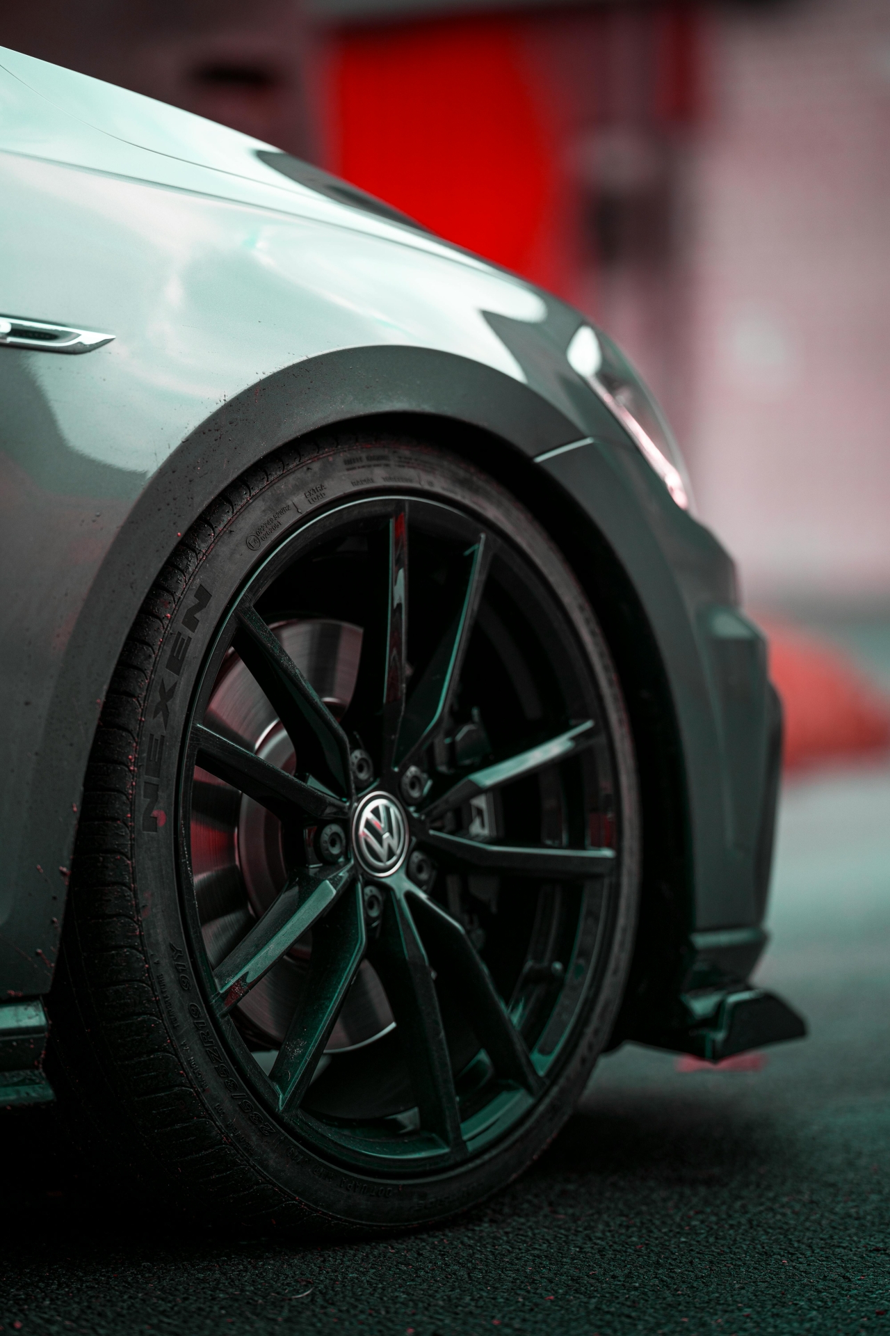 Zbliżenie felgi i tarczy hamulcowej w Volkswagenie; dopasowanie i jakość części OEM z drugiej ręki