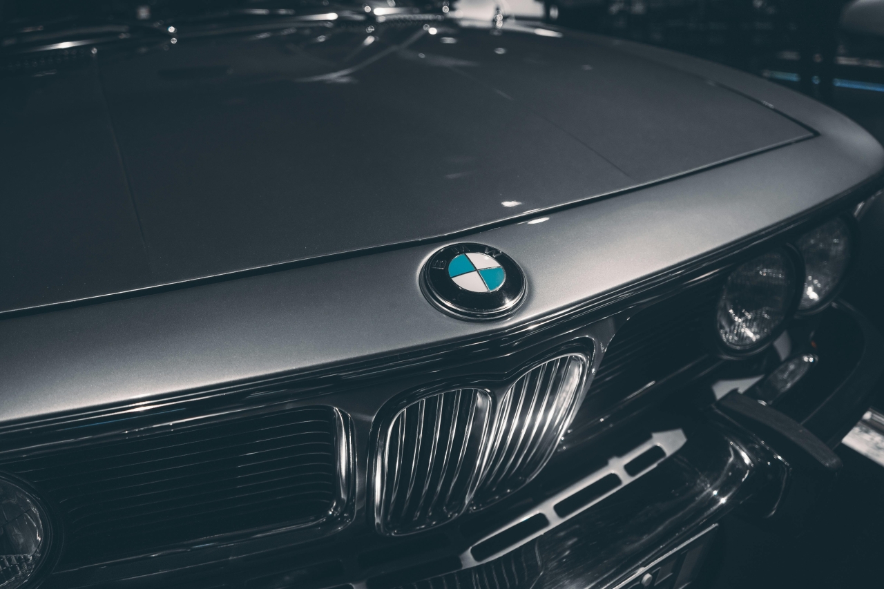 Klasyczne BMW – maska i grill z emblematem; ilustracja artykułu o top 5 używanych części do tuningu samochodu