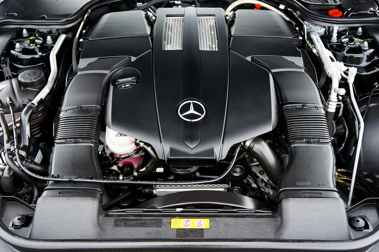 Silnik Mercedes-Benz – komora silnika z osprzętem; ilustracja poradnika zwiększania mocy używanymi częściami (turbo, intercooler, wydech)