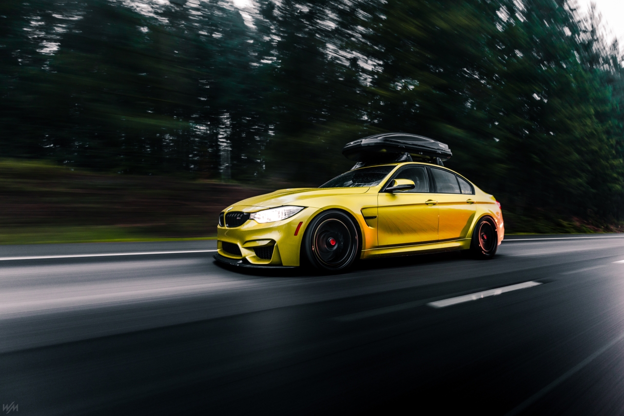 Sportowy sedan BMW na drodze – kontekst porównania jakości i kosztów części: nowe vs używane OEM