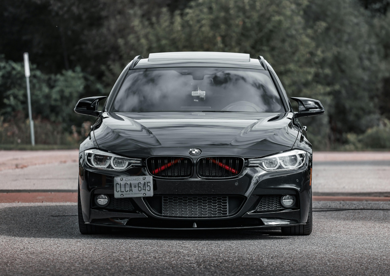 BMW Serii 3 (F30/F31) – czarny przód, grill z czerwonymi wstawkami; ilustracja do artykułu o błędach przy wyborze używanych części do tuningu
