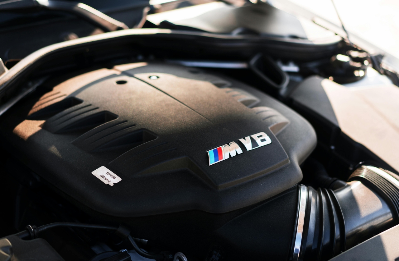 Silnik BMW M V8 – zbliżenie pokrywy; ilustracja artykułu o mitach i faktach dotyczących używanych części samochodowych (OEM z rynku wtórnego)