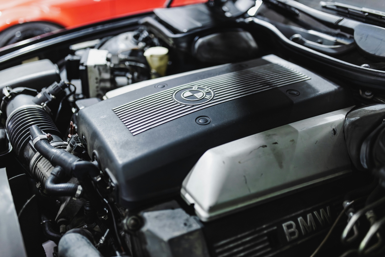 Silnik BMW – zbliżenie komory z pokrywą i osprzętem; kontekst: fakty o kupnie używanych silników i skrzyń biegów