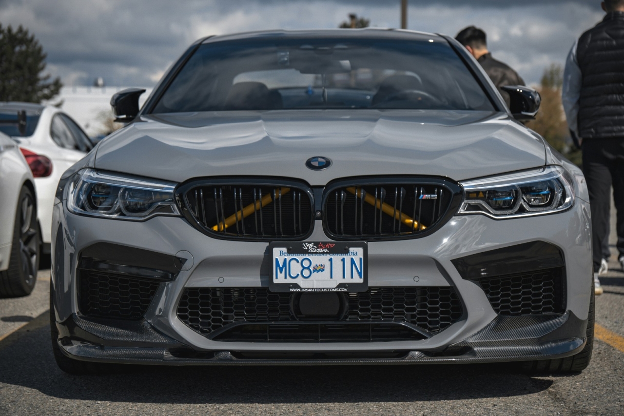 BMW – sportowy sedan, ujęcie z przodu z grillem M i karbonowym splitterem; przykład trwałości na oryginalnych częściach używanych