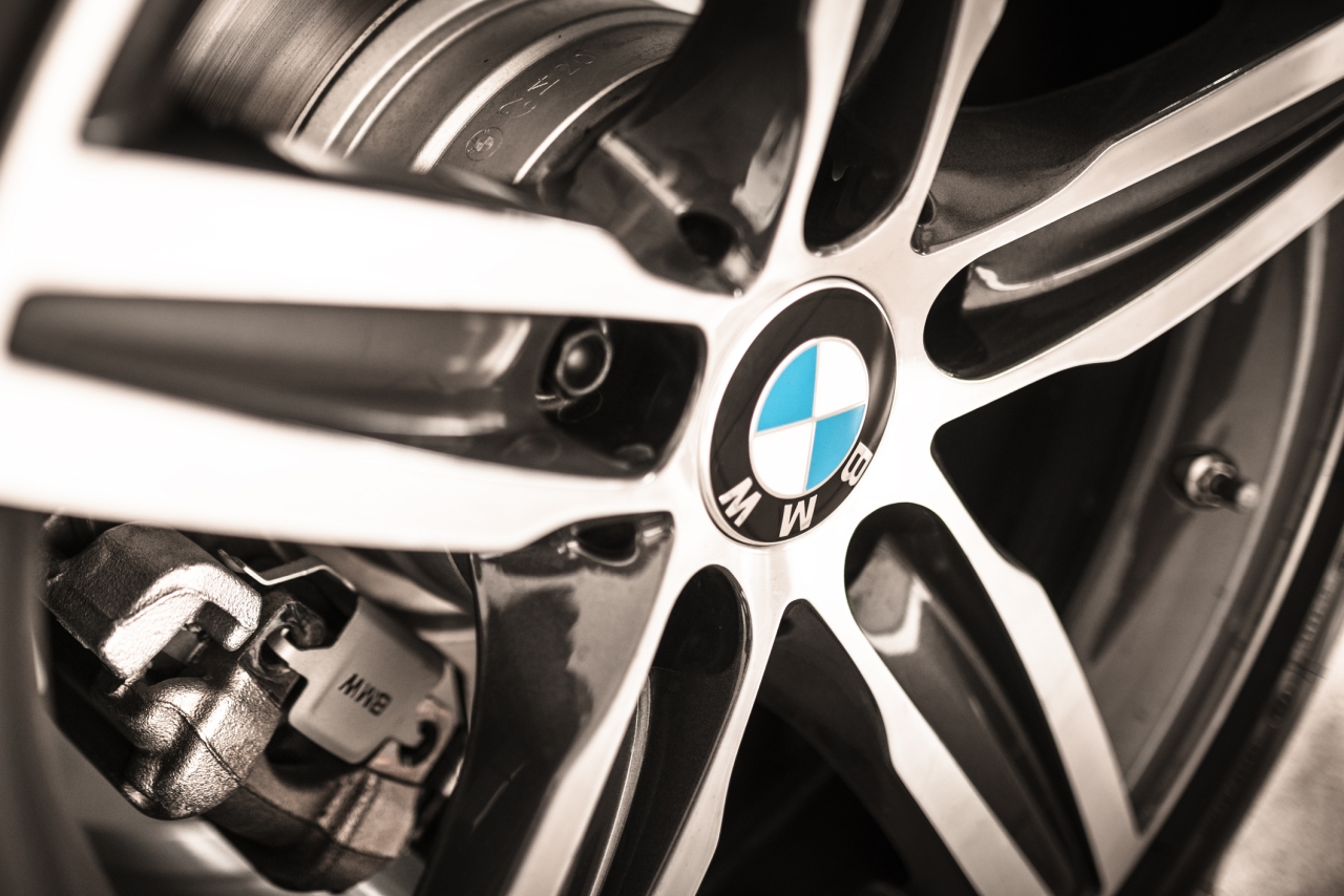 Zbliżenie felgi i hamulców BMW – jakość i dopasowanie oryginalnych części z drugiej ręki