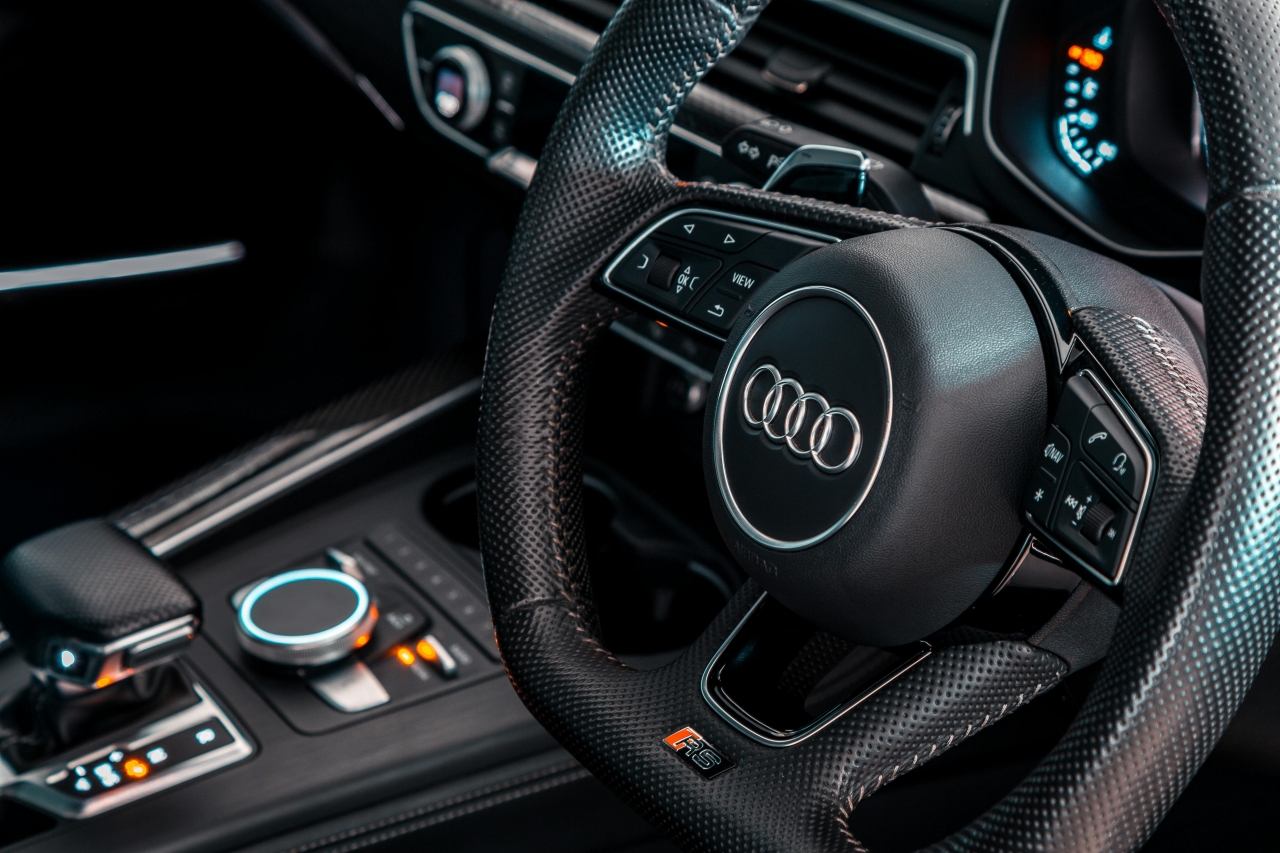 Audi RS – frontalny kadr z grillem Singleframe i napisem quattro; tradycja od pierwszego Quattro do współczesnego RS3, serwis na częściach OEM