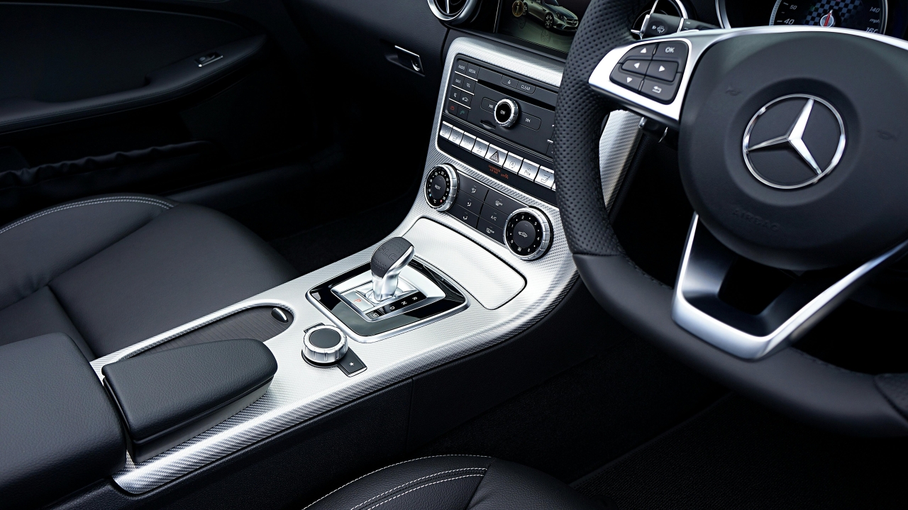 Air conditioning and heating – how to choose parts and maintain the system all year round Wnętrze Mercedes-Benz – konsola środkowa z panelem klimatyzacji i nawiewami; dobór części: kompresor, skraplacz, filtr kabinowy, nagrzewnica; wskazówki serwisowe całoroczne