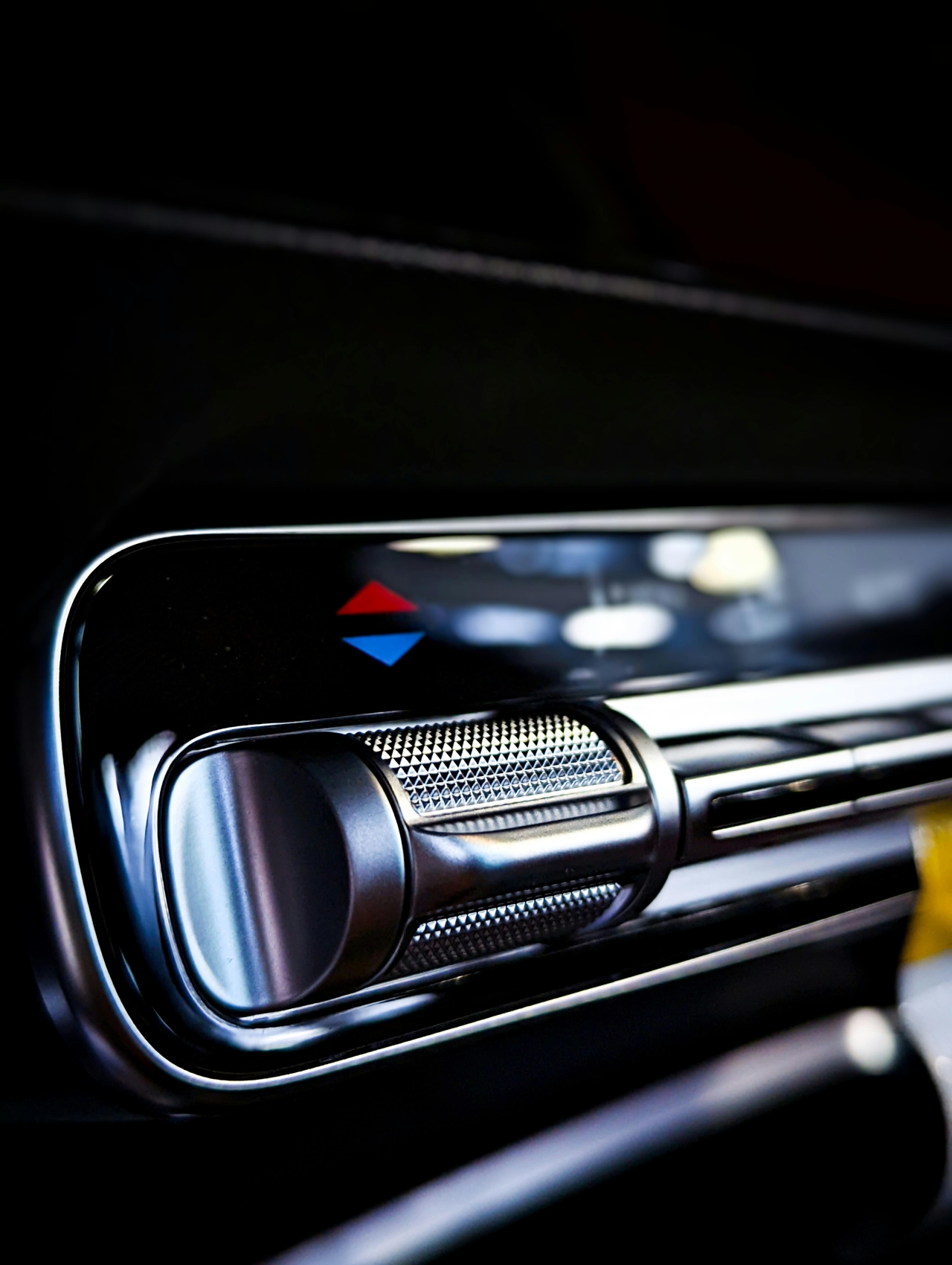 Year-round comfort – car air conditioning and heating maintenance Kratka nawiewu z regulacją temperatury (czerwony/niebieski) – symbol konserwacji układu HVAC i poprawnego przepływu powietrza
