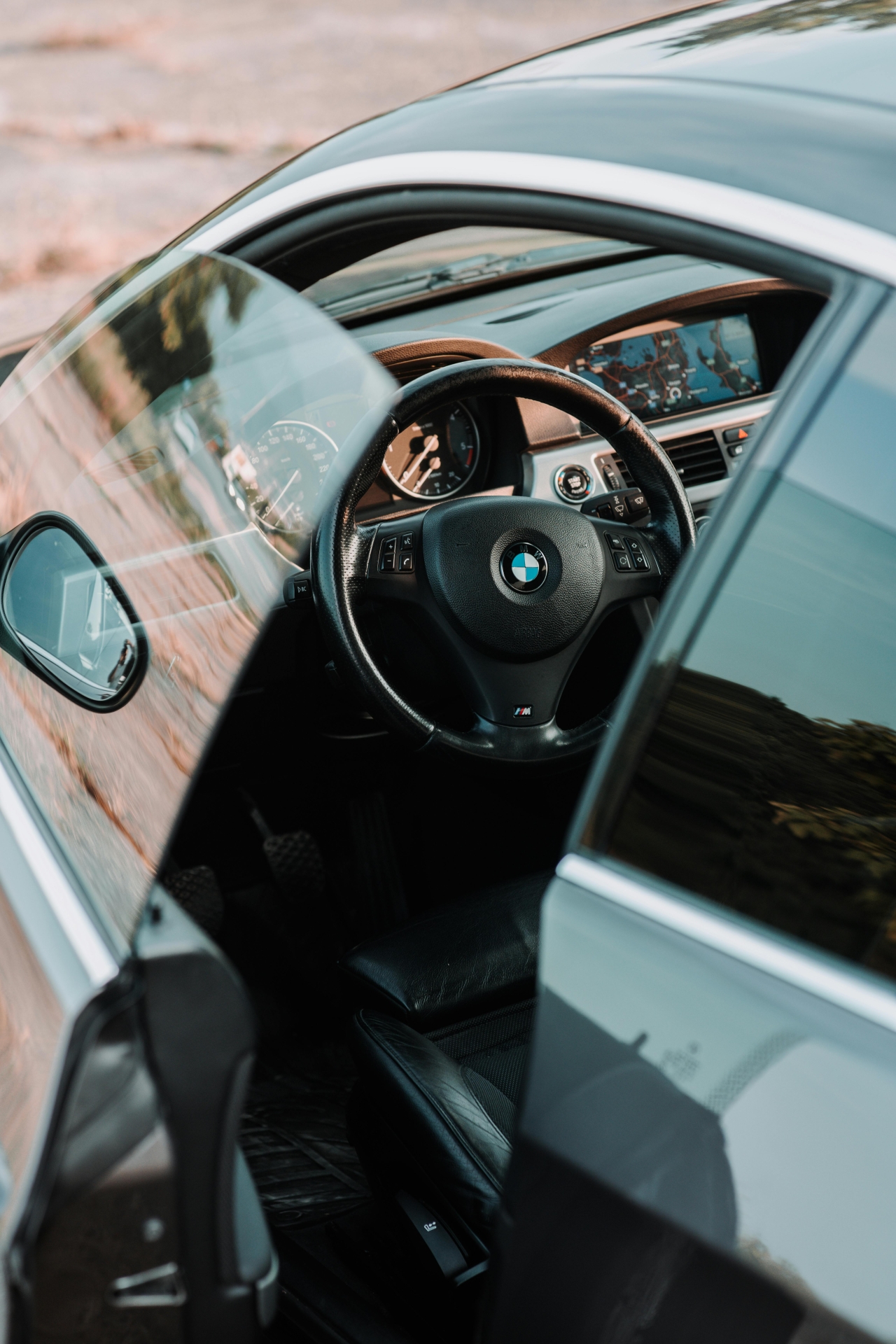 Replacing the bodywork with a used one – how to achieve a “showroom-like” effect (BMW) BMW – widok na drzwi i spasowanie paneli; przykład montażu używanych części blacharskich z zachowaniem fabrycznych szczelin
