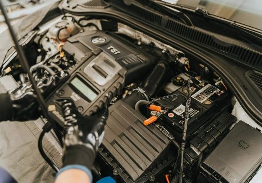 Mechanik bada silnik VW TSI testerem – kalibracja ECU i kontrola emisji po zastosowaniu używanych części z recyklingu