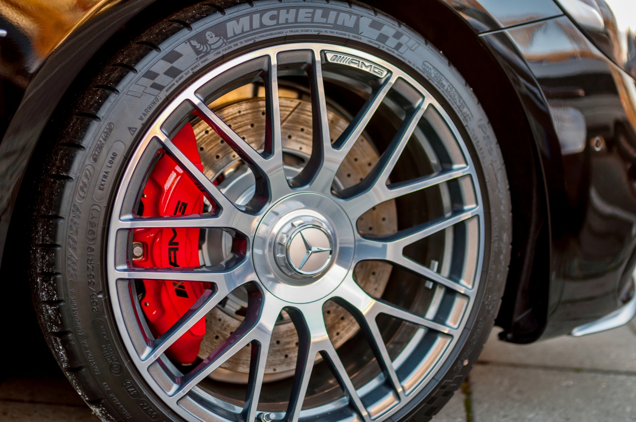 Winter Readiness of Brakes and Tires – Key Items to Check Before Freezing Zbliżenie felgi AMG z wentylowaną tarczą i czerwonym zaciskiem; weryfikacja klocków, tarcz, opon i ciśnienia przed zimą