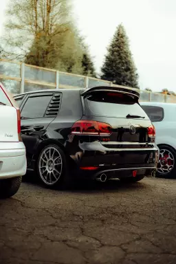 Légende des compactes sportives : l’évolution de la VW Golf GTI de la Mk1 à la Mk8 – changements de design et pièces détachées VW