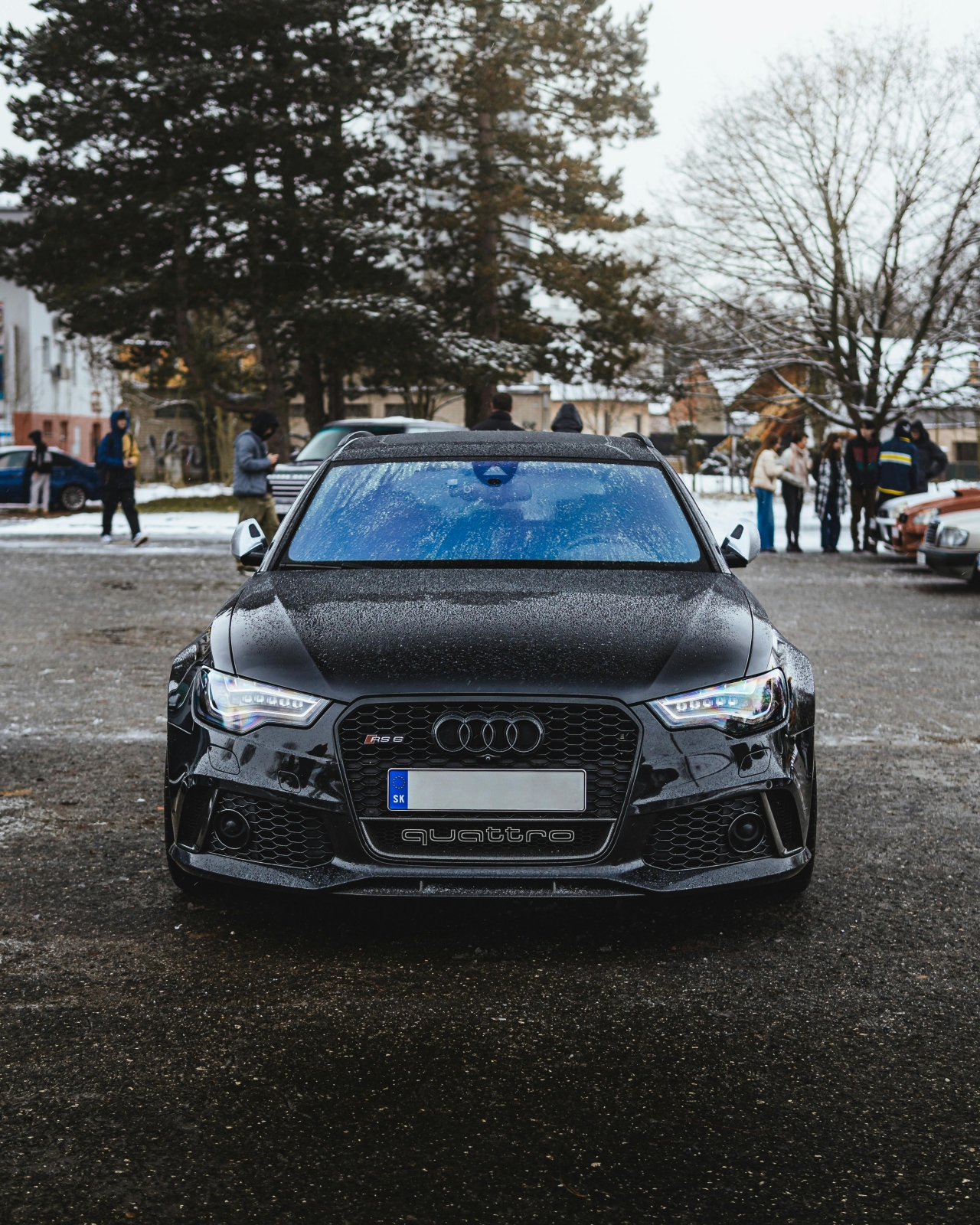 quattro in practice – traction of Audi's AWD drive on slippery surfaces Audi RS z napędem quattro – ujęcie z przodu na mokrej/zimowej nawierzchni; przyczepność i trakcja AWD