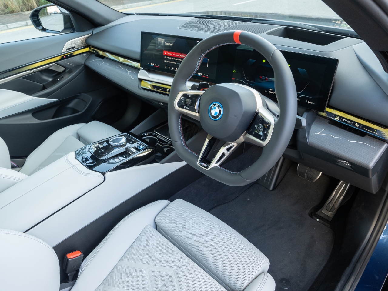 Układ kierowniczy i wspomaganie – zasada działania i awarie (BMW) Układ kierowniczy BMW – kierownica wielofunkcyjna, przekładnia i elektryczne wspomaganie EPS; jak działa i typowe usterki (luzy, czujnik momentu, kolumna)