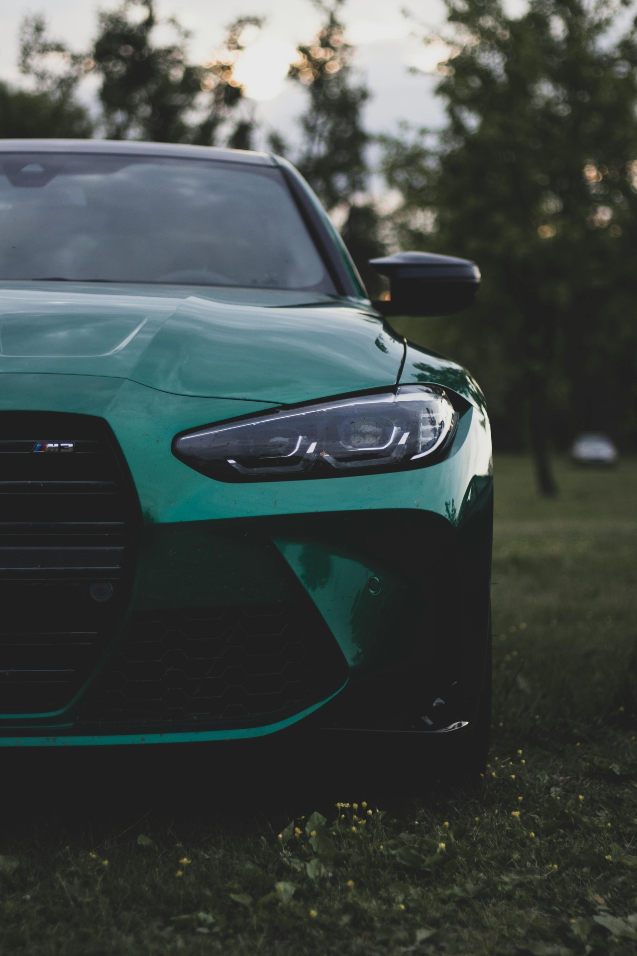 BMW M Performance: M components versus standard – as exemplified by the front end Przód BMW M3/M4 – sportowy zderzak, większe wloty powietrza i hamulce M; ilustracja przewagi części M nad seryjnymi