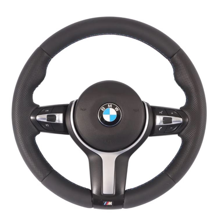 Kierownica BMW M Performance – grubszy wieniec, perforacja, przyciski wielofunkcyjne; przykład różnic podzespołów M vs standard