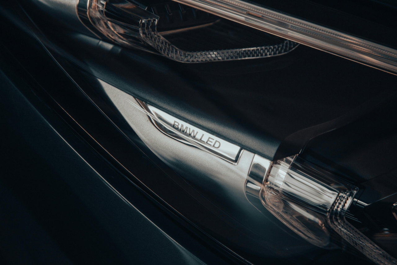 Headlights and body parts from disassembly - how to select and replace after an accident Reflektor BMW LED – zbliżenie modułu; dobór używanej lampy i elementów nadwozia po VIN do napraw powypadkowych