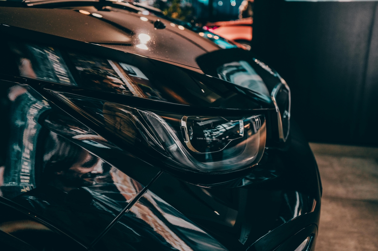 Remanufactured or used OEM parts – which option is more profitable for body and accessory repairs? Reflektor BMW – zbliżenie modułu lampy; porównanie trwałości i opłacalności części regenerowanych vs używanych OEM