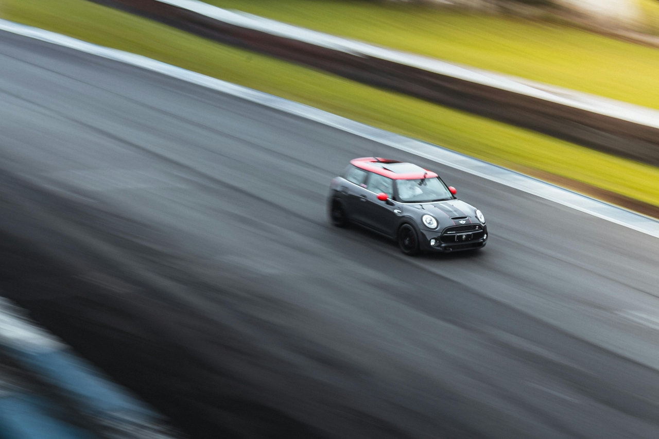 MINI John Cooper Works – what makes it special and how to upgrade it for the track and street MINI John Cooper Works na torze – dynamiczne ujęcie w ruchu; fabryczne atuty JCW i możliwe mody: hamulce, zawieszenie, wydech, dolot, strojenie ECU