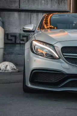 Fiabilidad desde la estrella: ¿cómo cuidar los accesorios del motor en los populares modelos Mercedes-Benz Clase C y Clase E?