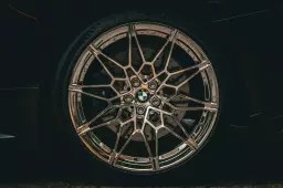 Zaciski hamulcowe pod lupą: Jak skutecznie obniżyć koszty naprawy układu hamulcowego, wybierając sprawdzone części z odzysku