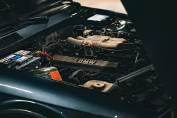 La seconde vie des composants électroniques : quand est-il judicieux d’investir dans des calculateurs moteur, des modules de confort et des capteurs de stationnement d’occasion ?