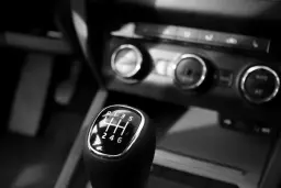 Guasti al cambio manuale nelle auto: perché un ricambio originale usato è una scelta migliore rispetto a un ricambio rigenerato?