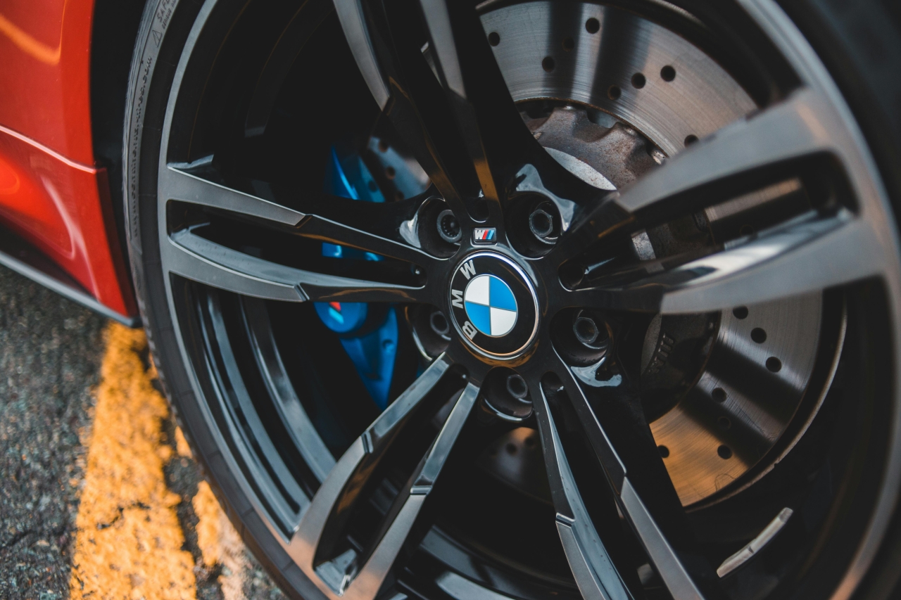Original used aluminum rims – a reliable and safe choice when repairing your car Zbliżenie na oryginalną felgę aluminiową w samochodzie niemieckiej produkcji, idealną do wykorzystania przy profesjonalnej renowacji pojazdu.