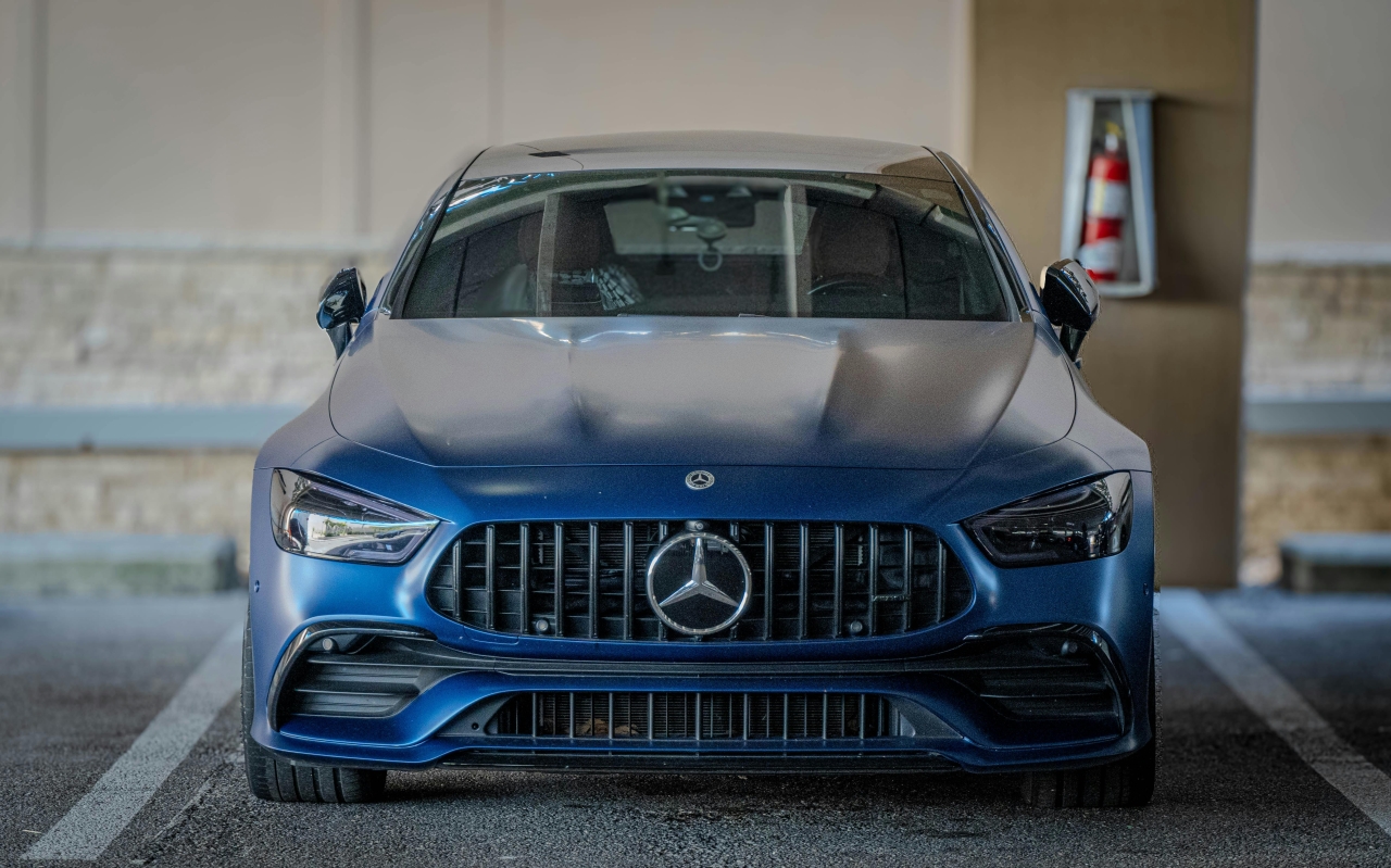 Restoring a classic Mercedes – why is it worth choosing original parts from dismantling? Zbliżenie na klasyczne linie i luksusowe detale karoserii samochodu marki Mercedes, symbolizujące precyzję niemieckiej inżynierii.