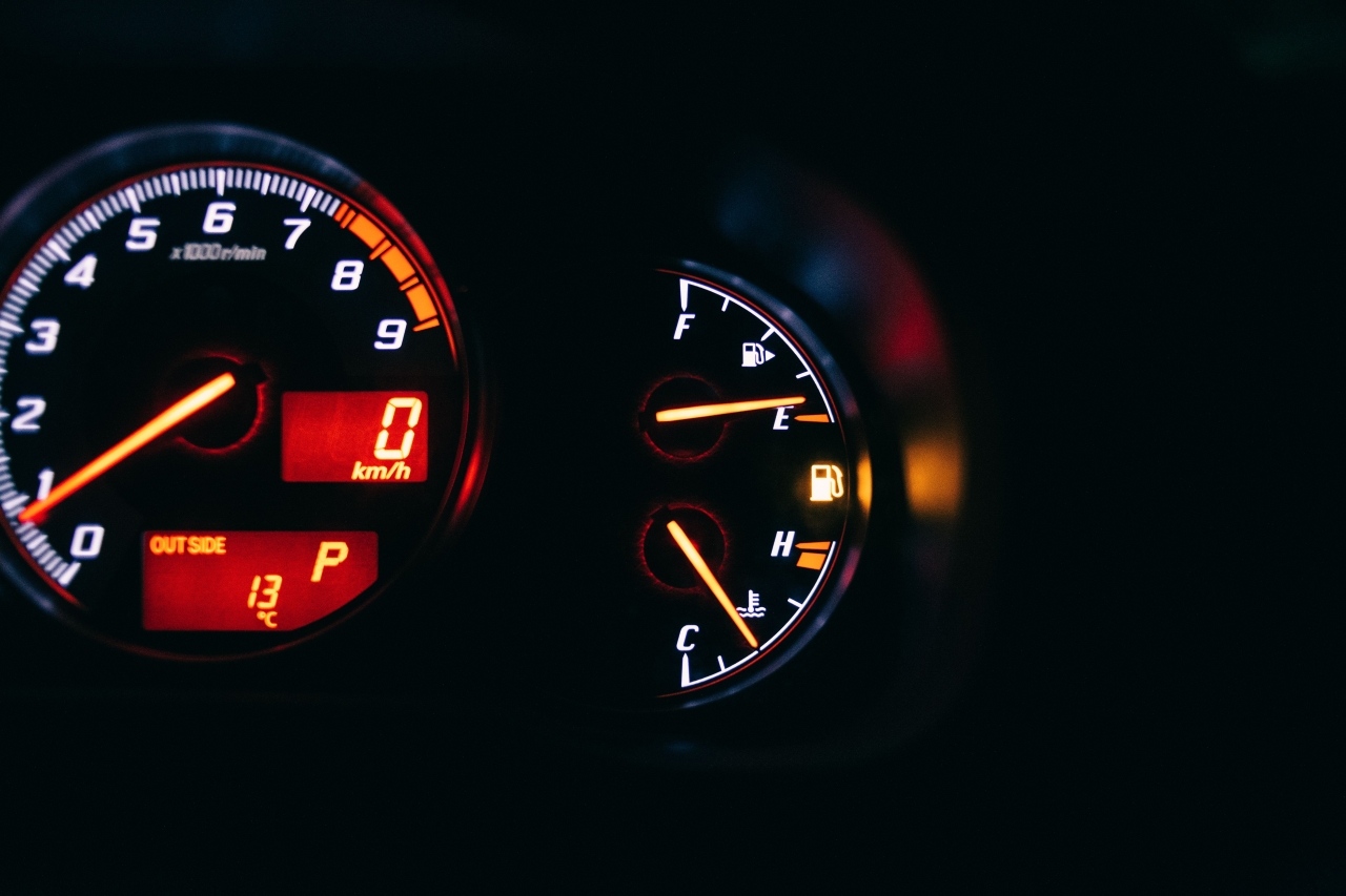 Fuel dosing problems – how to recognize a fuel injection pump failure? Podświetlone zegary samochodowe z widocznym obrotomierzem oraz wskaźnikiem poziomu paliwa wskazującym rezerwę, symbolizujące problemy z układem zasilania.